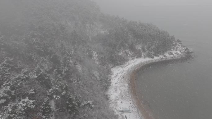 航拍山东荣成俚岛烟墩角村烟墩山冬季雪景