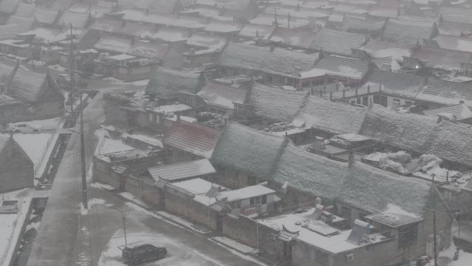 航拍山东荣成俚岛烟墩角村海草房冬季雪景