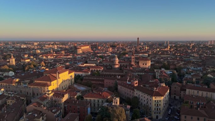 意大利博洛尼亚的早晨航拍照片。在博洛尼亚老城的红瓦屋顶上飞行