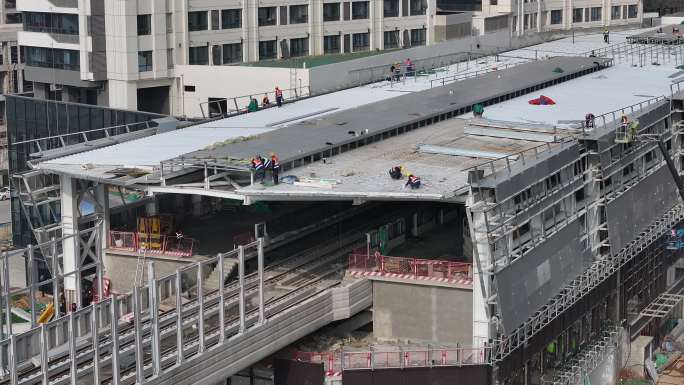 西安地铁5号线雁鸣湖站修建中的穿楼轨道