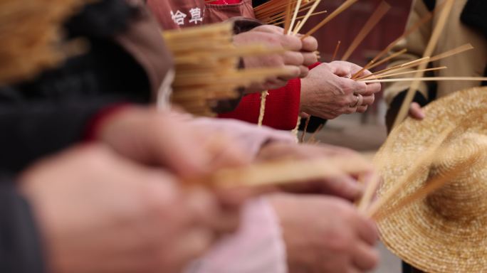 草编掐辫子民间手工艺制作双手编织麦秆非遗