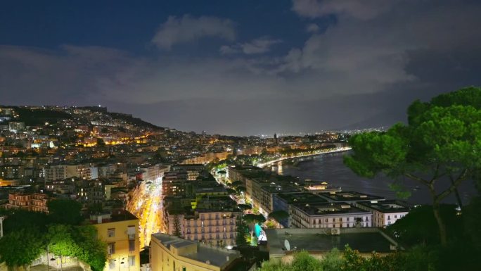 缩小拍摄的傍晚那不勒斯，意大利。那不勒斯夜晚的圣安东尼奥波西利波观景楼