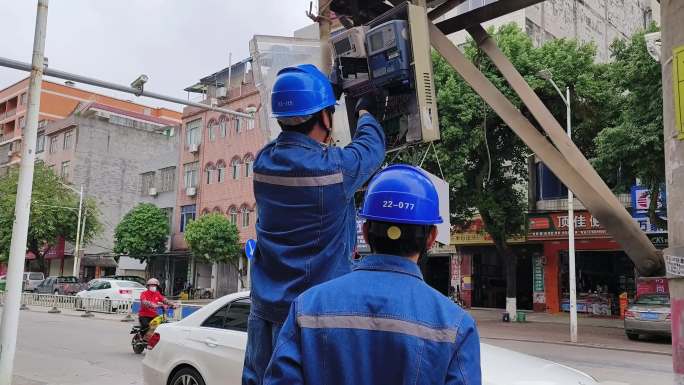 街头电力维修电力调压箱电工工作 电表电柜