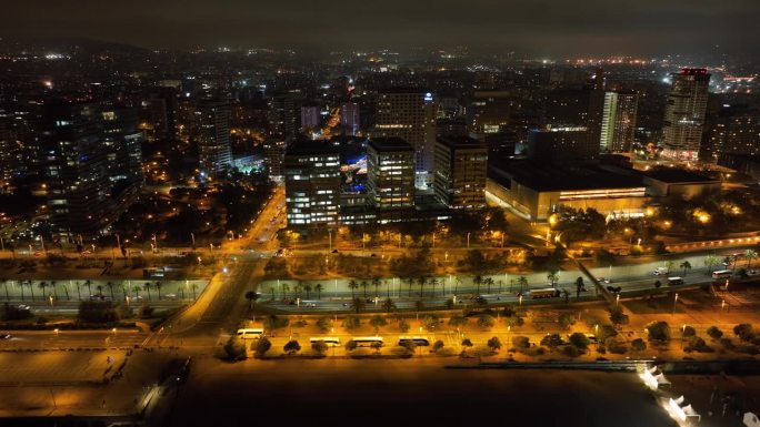 夜间照明巴塞罗那市办公大楼交通街道海湾路航拍全景4k西班牙