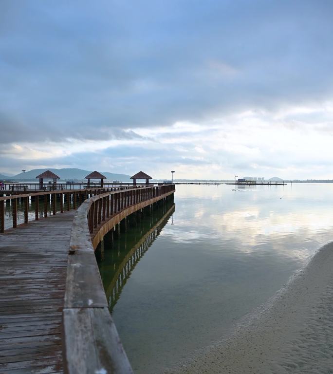 海南三亚陵水早晨海上日出朝霞木栈道