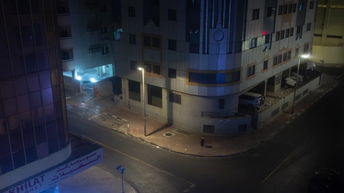 夜间迪拜城市交通街道十字路口屋顶全景4k延时阿联酋