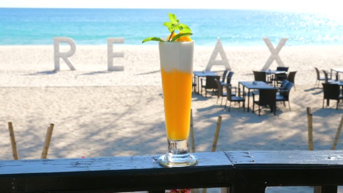 热带海滩酒吧的场景与前景清新的鸡尾酒