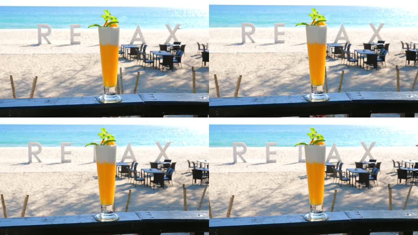 热带海滩酒吧的场景与前景清新的鸡尾酒