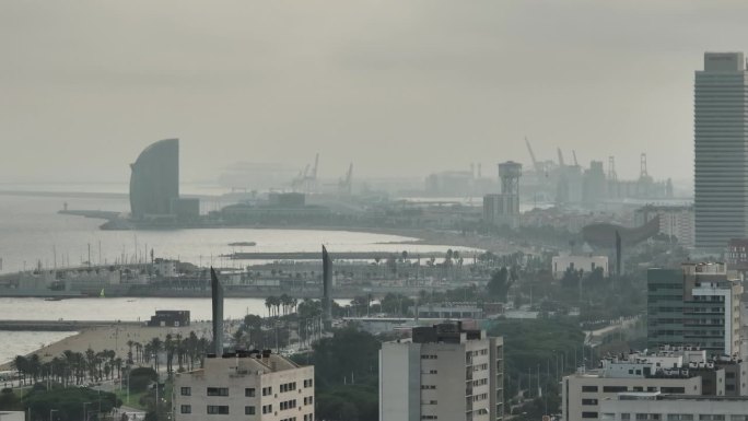 多云的夜晚巴塞罗那市海滩湾著名的酒店工业码头航拍全景4k西班牙