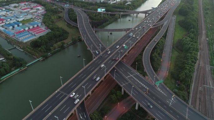 鸟瞰图的高速公路多层次路口道路与移动的汽车。运输车辆主动向不同方向移动。中国。