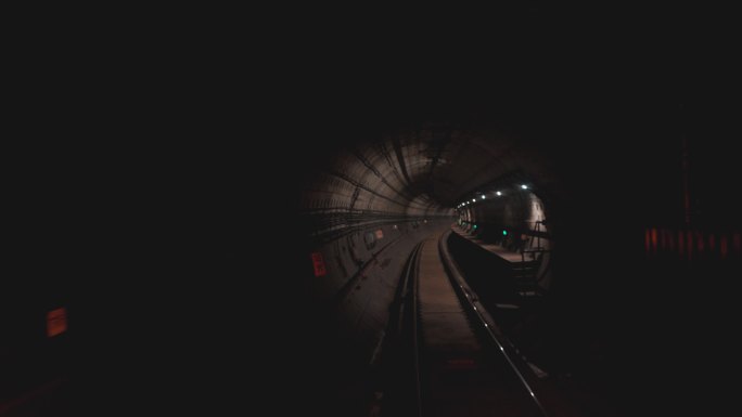 地铁车尾后退视角无人驾驶穿越地铁隧道
