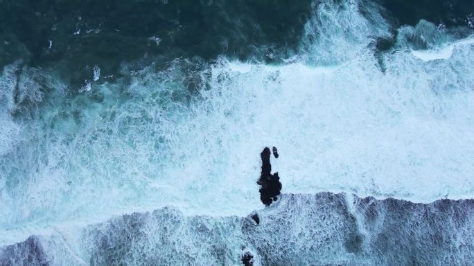 海浪浪花大浪涌来，拍打礁石