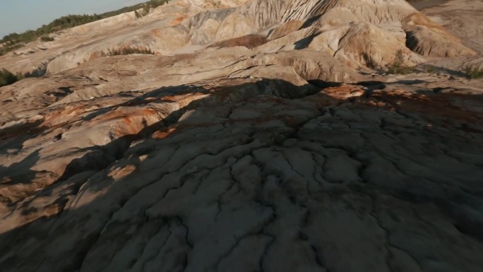 FPV无人机俯冲拍摄山地岩石地质地层石质结构速度坠落峡谷阳光自然鸟瞰图。悬崖地形电影海拔沙漠山谷景观