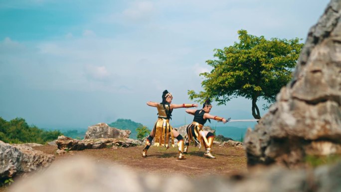 一位武术大师带着严厉的表情教他的女徒弟出拳