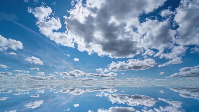 未来主义的背景，包括白色蓬松的云彩在蓝色的天空和他们的反射，视频循环的延时剪辑。4 k