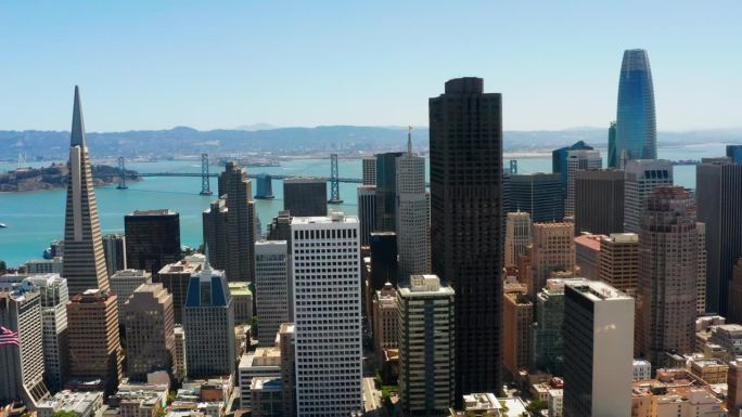 动态无人机推送镜头捕捉旧金山令人惊叹的城市景观。标志性地标和城市美景的鸟瞰图。