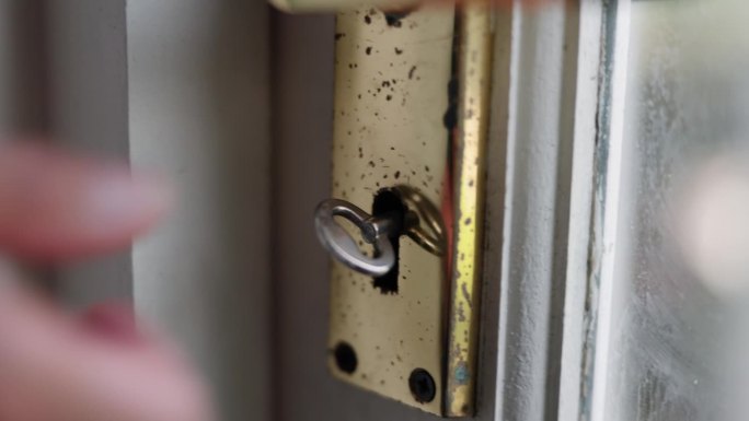门，钥匙和手与锁的安全，保护和安全的房地产物业，办公室或家庭。公寓或房屋的锁孔、通道和手柄的特写，以