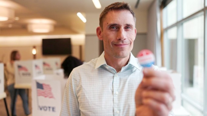 一个成熟男人的肖像，贴着“我今天投票了”的贴纸