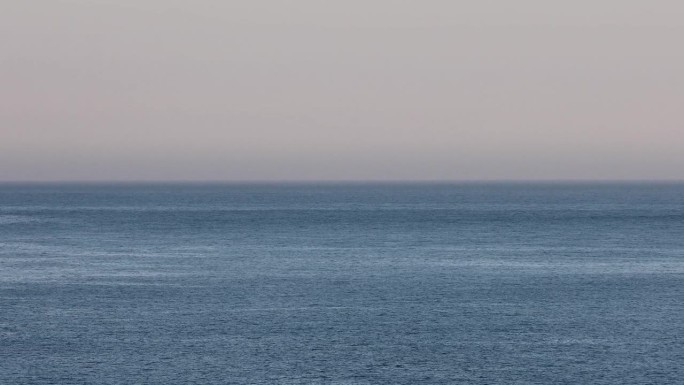 海与天相接的地平线的静态视图。