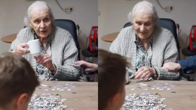 一个小男孩在养老院和他的曾祖母玩拼图游戏