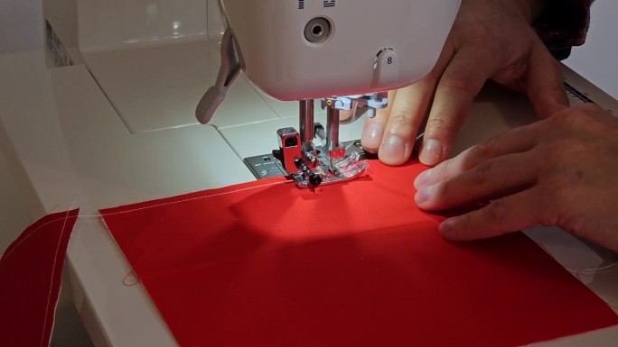 拼布被子的制作过程——缝块。缝纫机在工作。