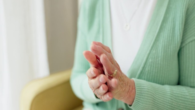 手，疼痛和关节炎，一位老年妇女在她的养老院，与医疗伤害或问题作斗争。保健，疼痛或腕管与老年居民在辅助