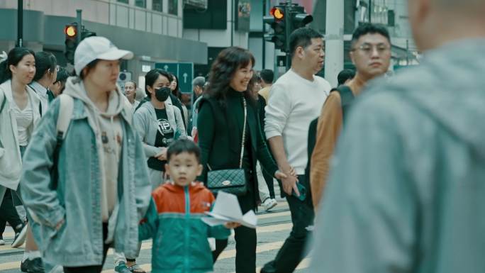 青橙色电影感空镜：香港繁华街景人流车流