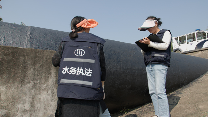 水务执法部门对堤坊进行日常巡检