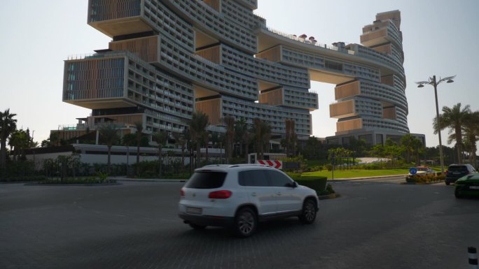 白天迪拜市棕榈岛最著名的新现代酒店外部前方豪华汽车交通慢动作全景4k阿联酋
