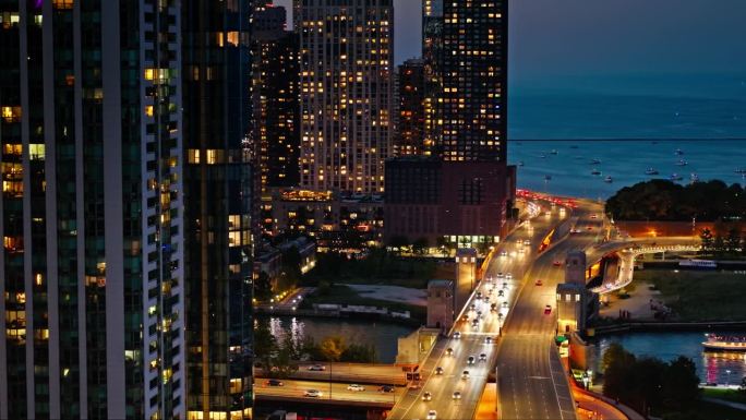 在芝加哥的黄昏，富兰克林·德拉诺·罗斯福的汽车向左跟踪拍摄