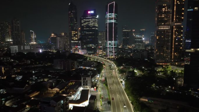 夜间照亮雅加达市中心交通街道道路立交桥航拍全景4k印尼