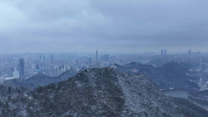 黔灵山公园山顶贵阳城雪景