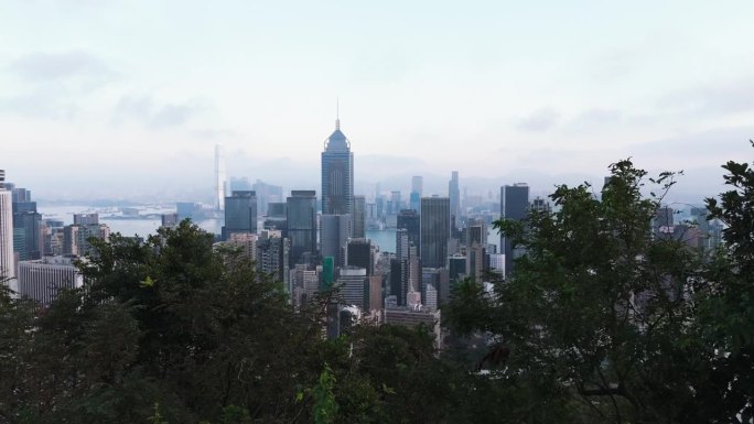 从无人机上看香港，城市天际线上挤满了摩天大楼