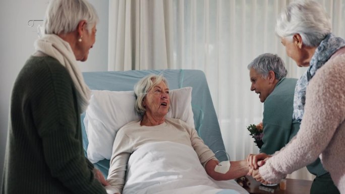 癌症，信任和一位老年妇女在医院探访期间与她的朋友安慰或安慰。为一名躺在诊所床上康复的老年病人提供保健