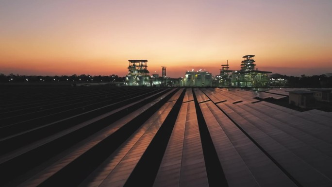 鸟瞰图太阳能农场为可持续资源生产能源和发电厂