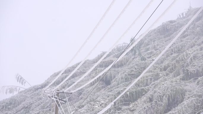 山区山农农民农村电力电线变压器冬天积雪冰
