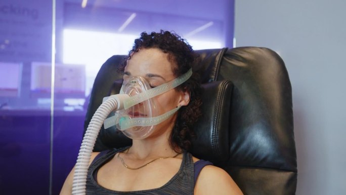 一名妇女在生物黑客设施中使用代谢氧训练器