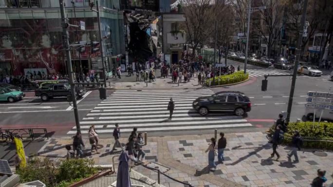 垂直平移日本东京，明治-京前十字路口的延时摄影
