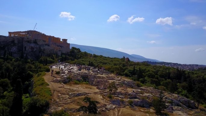 阿略巴古斯山通往希腊雅典的普罗基亚。无人机在历史遗迹上空拍摄。