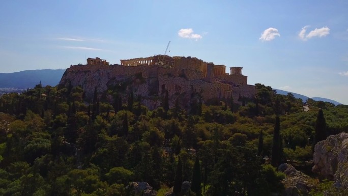 雅典卫城遗址与低拉出无人机拍摄倾斜，希腊。