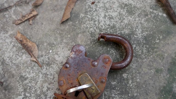一把带钥匙的老式大锁的特写镜头。印度