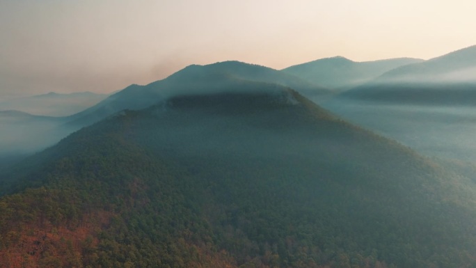 航拍污染山地和热带森林野火灾害