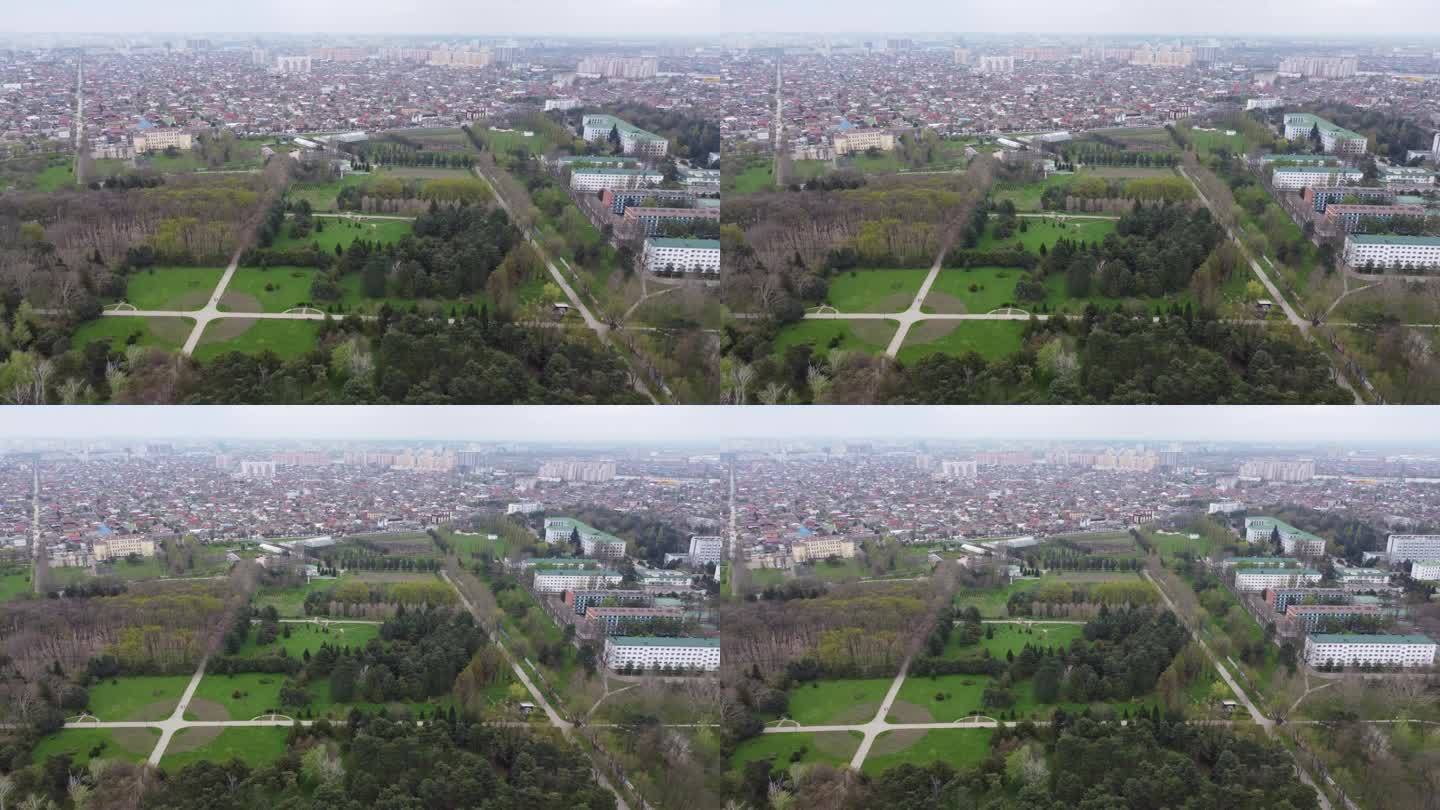 克拉斯诺达尔，俄罗斯- 2021年4月24日:从鸟瞰农业大学植物园公园。4 k.d