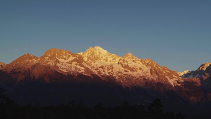 玉龙雪山日照金山