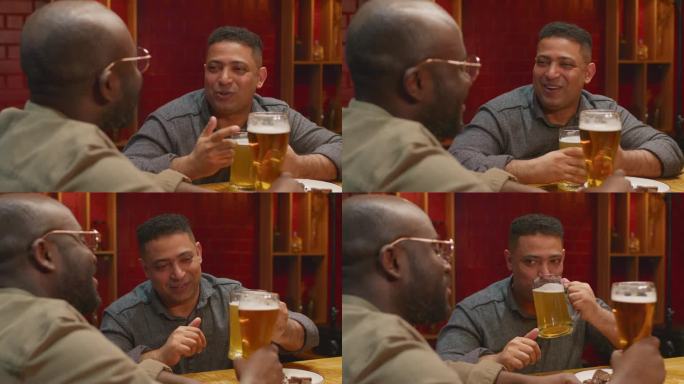 在酒吧喝啤酒的混血儿和黑人聊天