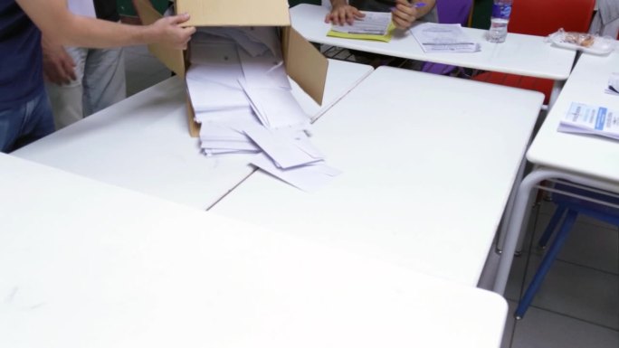 选举日期间，阿根廷一所学校的选举当局即将开始清点投票箱中的选票。近距离，4k分辨率。
