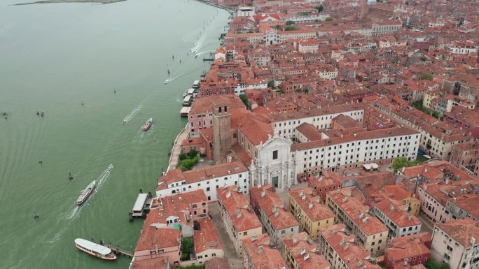 威尼斯历史建筑中的圣玛利亚教堂，水上船只，鸟瞰图
