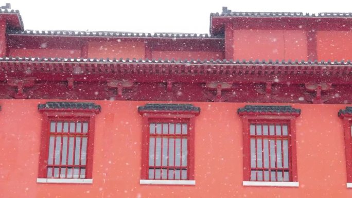 中国传统风格的窗户，冬天下雪