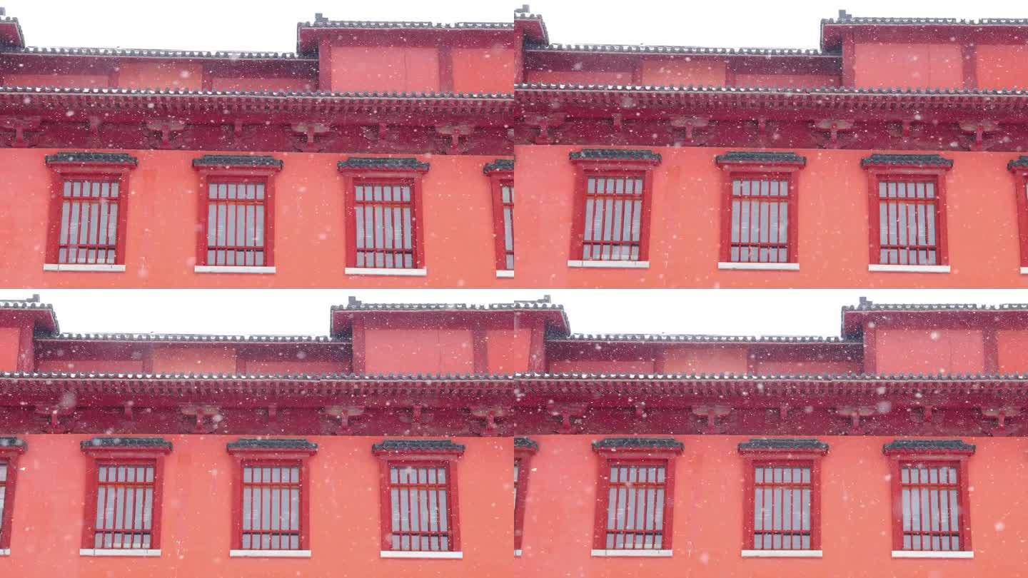 中国传统风格的窗户，冬天下雪