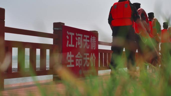 海边保安巡逻救援队伍营救巡查